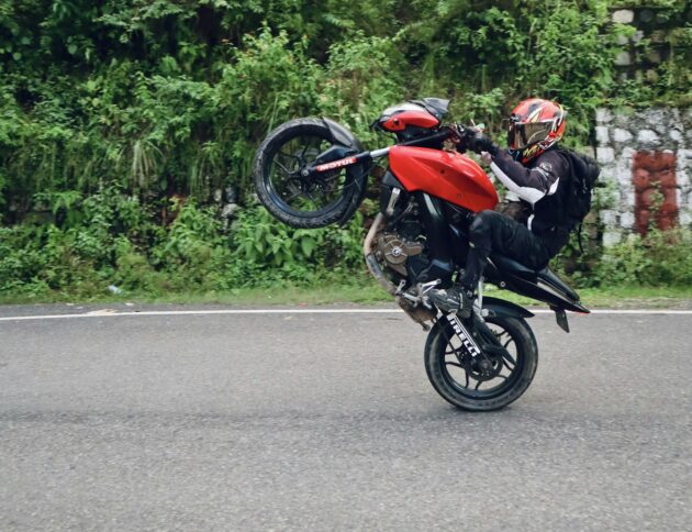 Jazda na jednym kole jest srogo ścigana przez Policję. fot: Dilip Poddar/Unsplash