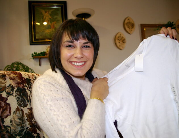 Śnieżnobiała bawełniana koszula po praniu. Openverse