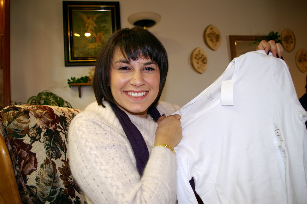 Śnieżnobiała bawełniana koszula po praniu. Openverse