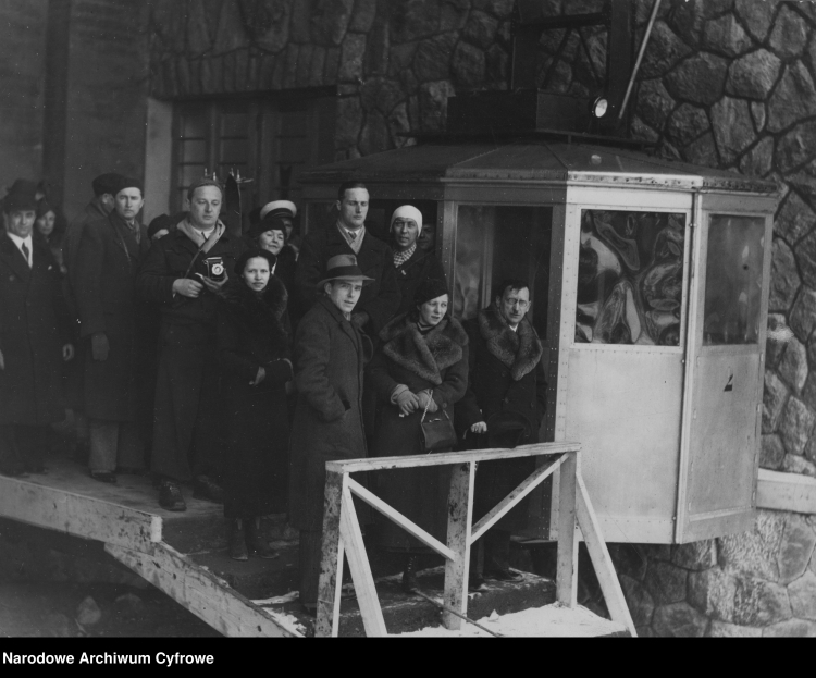 Turyści wsiadający do wagonika kolejki, 1936. Narodowe Archiwum Cyfrowe