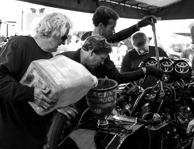 Paliwa B7 i B10 chłoną wodę i tworzą osady IDID, które blokują wtryskiwacze. Dowiedz się, dlaczego spalanie rośnie o 0,9 l/100 km i co na ten temat mówią badania INiG oraz WAT.