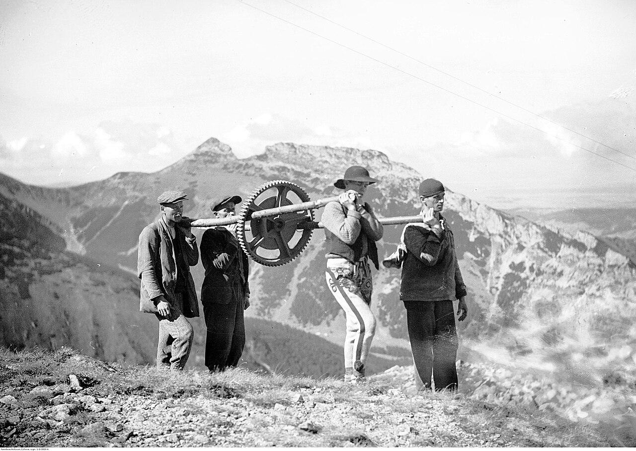 Budowa kolei, 1935. Autorstwa Nieznany - Narodowe Archiwum Cyfrowe, Domena publiczna