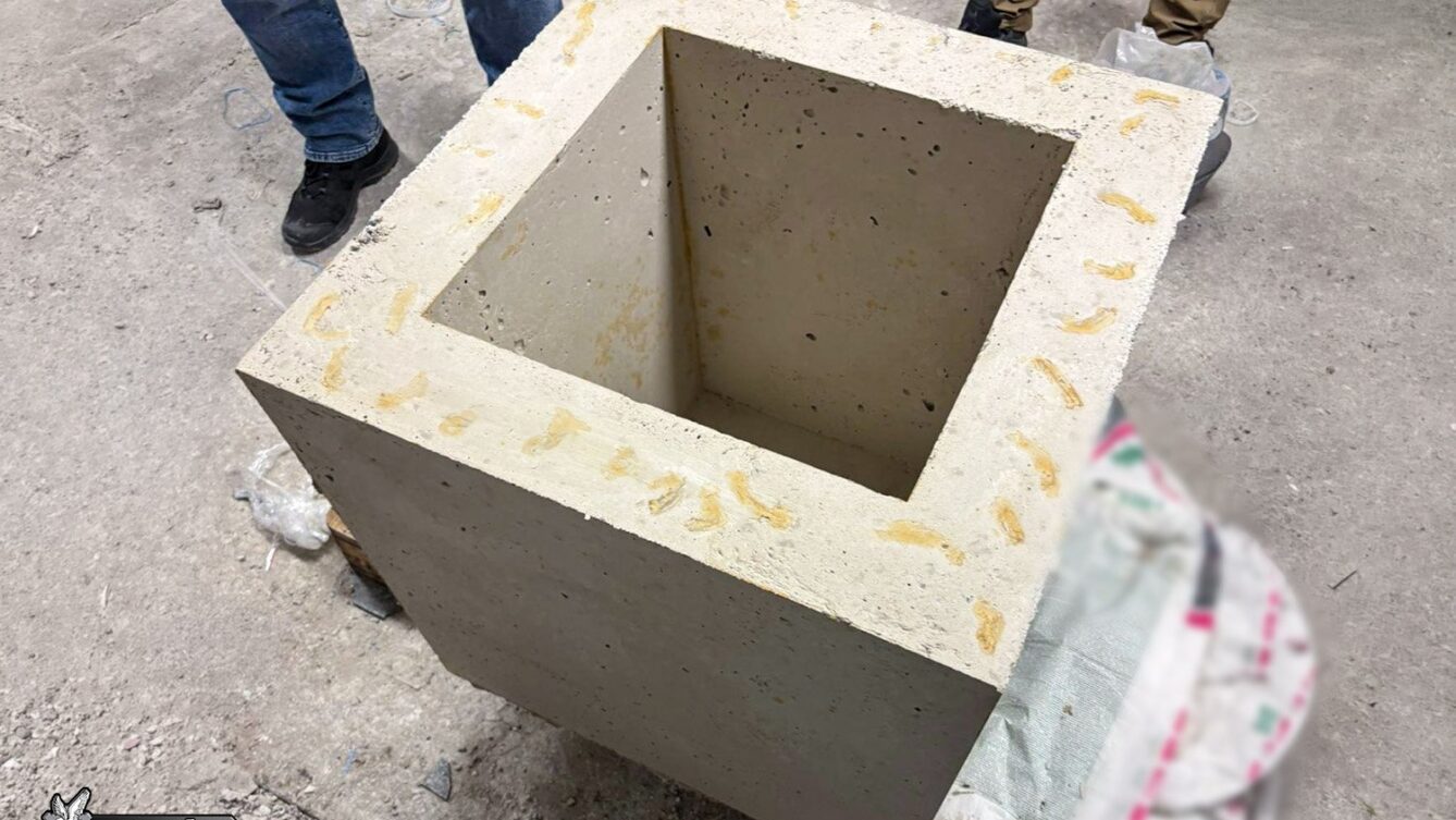 Policja odnalazła narkotyki ukryte w betonowych donicach. fot: CBŚP