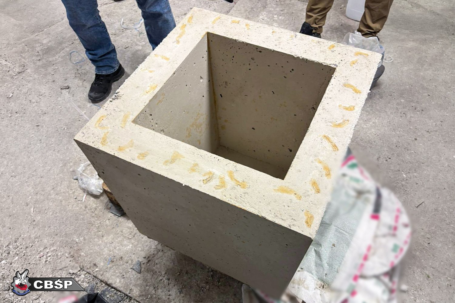 Policja odnalazła narkotyki ukryte w betonowych donicach. fot: CBŚP