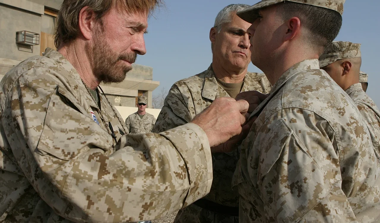 Autorstwa Department of Defense photo by Sergeant Alicia J. Brito, U.S. Marine Corps. - http://www.dodmedia.osd.mil/DVIC_View/Still_Details.cfm?SDAN=061102-M-9578B-424&JPGPath=/JCCC/Still/2006/Marines/061102-M-9578B-424.JPG, Domena publiczna, https://commons.wikimedia.org/w/index.php?curid=1872700