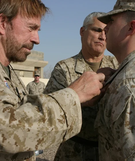 Autorstwa Department of Defense photo by Sergeant Alicia J. Brito, U.S. Marine Corps. - http://www.dodmedia.osd.mil/DVIC_View/Still_Details.cfm?SDAN=061102-M-9578B-424&JPGPath=/JCCC/Still/2006/Marines/061102-M-9578B-424.JPG, Domena publiczna, https://commons.wikimedia.org/w/index.php?curid=1872700