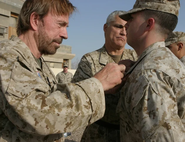 Autorstwa Department of Defense photo by Sergeant Alicia J. Brito, U.S. Marine Corps. - http://www.dodmedia.osd.mil/DVIC_View/Still_Details.cfm?SDAN=061102-M-9578B-424&JPGPath=/JCCC/Still/2006/Marines/061102-M-9578B-424.JPG, Domena publiczna, https://commons.wikimedia.org/w/index.php?curid=1872700