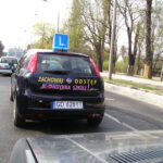 Samochód szkoły nauki jazdy. fot: LukaszKatlewa - Praca własna, CC BY 3.0,