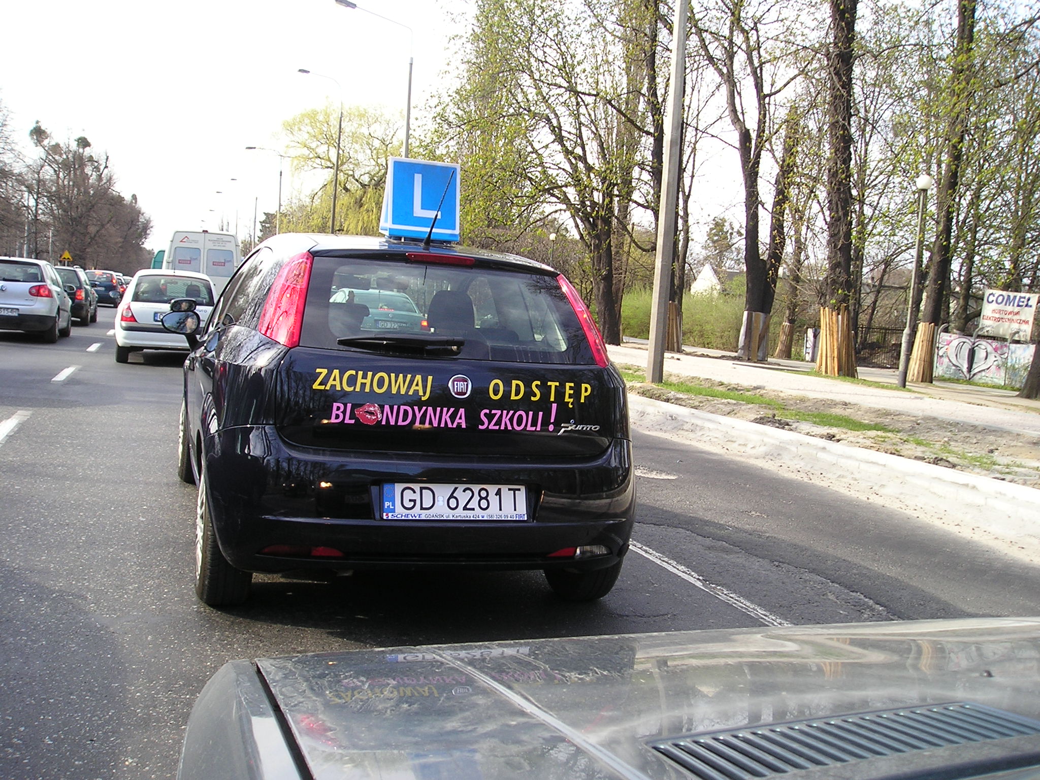 Samochód szkoły nauki jazdy. fot: LukaszKatlewa - Praca własna, CC BY 3.0,