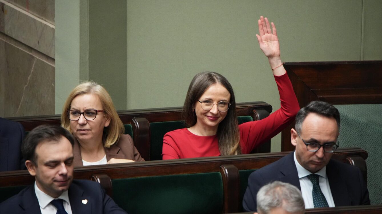 Ministra Dziemianowicz-Bąk podczas głosowania w Sejmie. fot. Mateusz Włodarczyk/MRPiPS