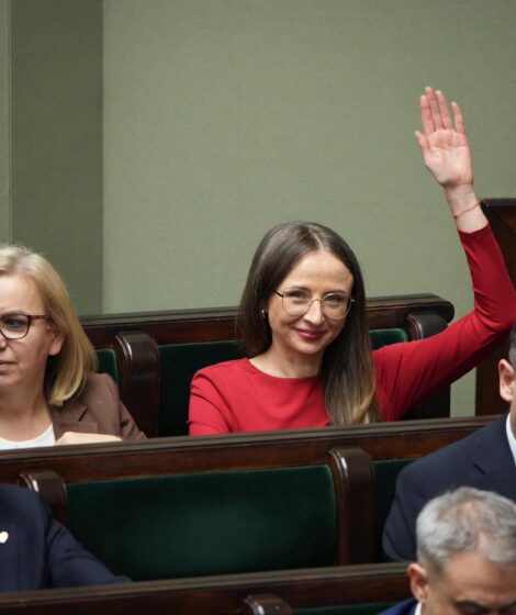 Ministra Dziemianowicz-Bąk podczas głosowania w Sejmie. fot. Mateusz Włodarczyk/MRPiPS