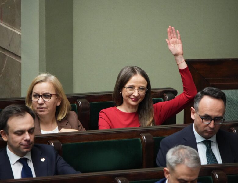 Ministra Dziemianowicz-Bąk podczas głosowania w Sejmie. fot. Mateusz Włodarczyk/MRPiPS