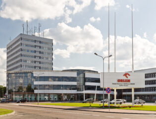 Siedziba Orlen w Płocku, autor: Adam Kliczek, http://memoriesstay.com, Praca własna, CC BY-SA 3.0 pl
