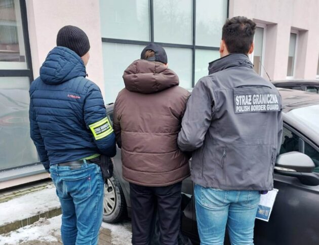 Aresztowanie podejrzanego o pomoc w przemysie migrantów przez granicę. źródło: Straż Graniczna