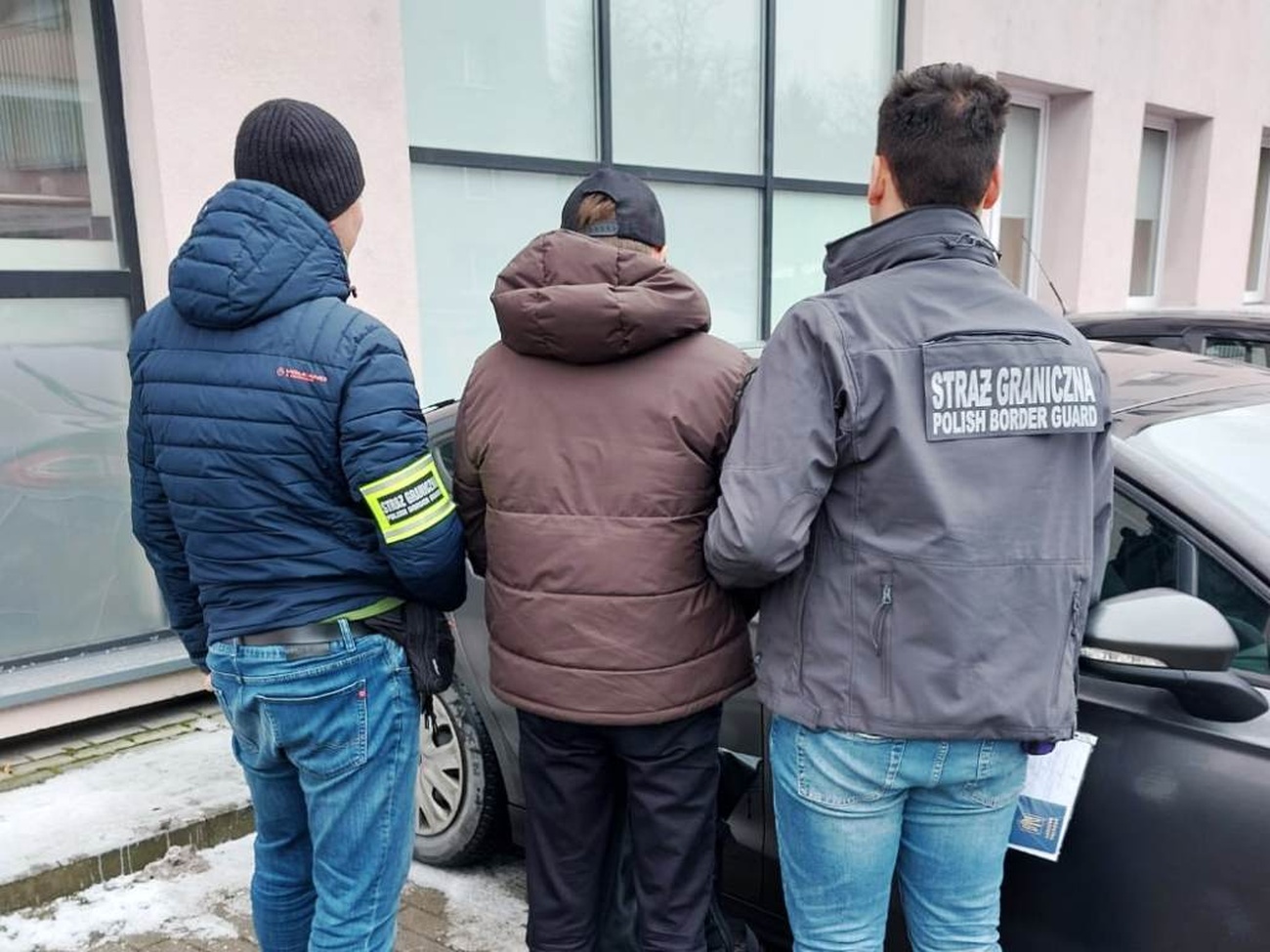 Aresztowanie podejrzanego o pomoc w przemysie migrantów przez granicę. źródło: Straż Graniczna