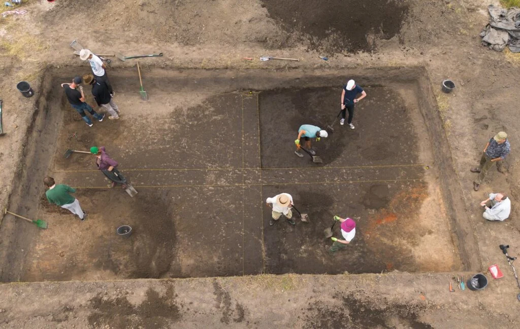 Starożytne glinianki w trakcie eksploracji. Glina była niezbędnym surowcem do budowy szybów pieców hutniczych. Fot. Agata Wiśniewska, Serwis Naukowy UW