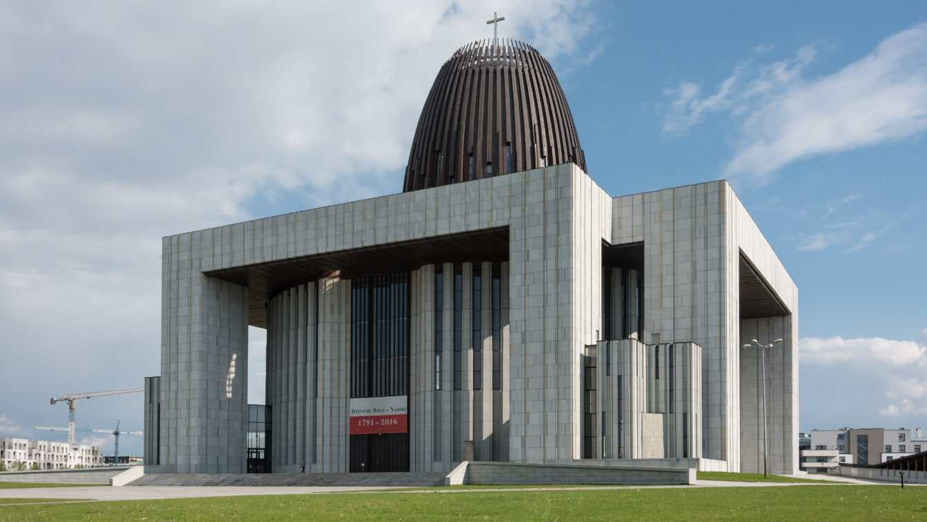 Świątynia Opatrzności Bożej od strony ul. Prymasa Augusta Hlonda (2020). Autorstwa Adrian Grycuk - Praca własna, CC BY-SA 3.0 pl