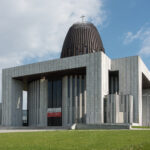 Świątynia Opatrzności Bożej od strony ul. Prymasa Augusta Hlonda (2020). Autorstwa Adrian Grycuk - Praca własna, CC BY-SA 3.0 pl