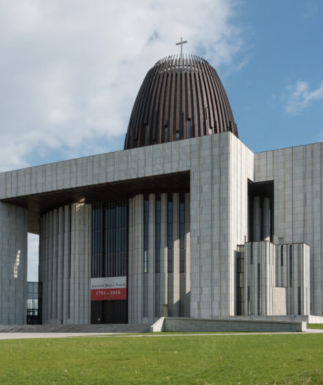 Świątynia Opatrzności Bożej od strony ul. Prymasa Augusta Hlonda (2020). Autorstwa Adrian Grycuk - Praca własna, CC BY-SA 3.0 pl