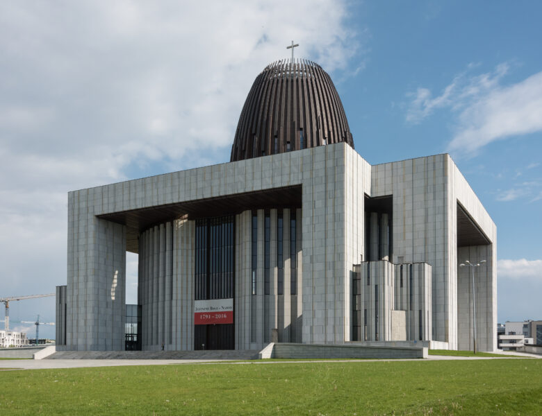 Świątynia Opatrzności Bożej od strony ul. Prymasa Augusta Hlonda (2020). Autorstwa Adrian Grycuk - Praca własna, CC BY-SA 3.0 pl