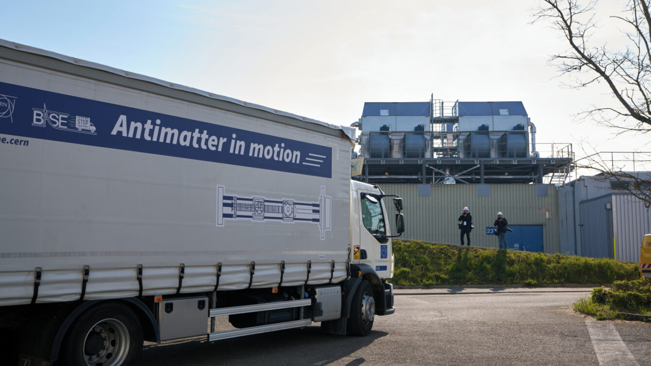 Truck transporting the BASE-STEP trap filled with antiprotons (Image: CERN)