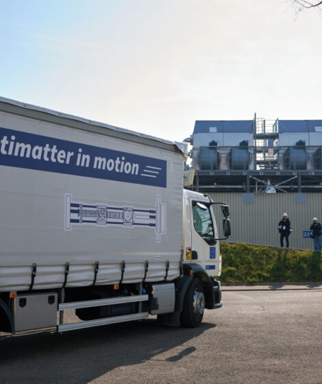 Truck transporting the BASE-STEP trap filled with antiprotons (Image: CERN)