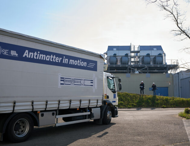 Truck transporting the BASE-STEP trap filled with antiprotons (Image: CERN)