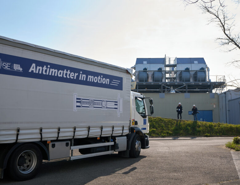 Truck transporting the BASE-STEP trap filled with antiprotons (Image: CERN)