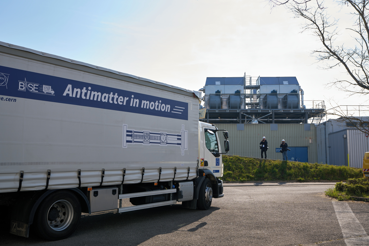 Truck transporting the BASE-STEP trap filled with antiprotons (Image: CERN)
