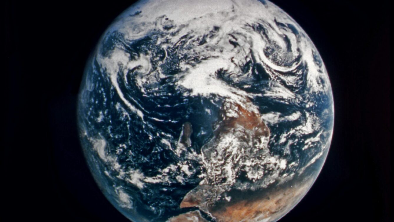 Wir polarnegy marzec 2026, rozpad stratosferycznego wiru nad Arktyką. Fot: Documerica/Unsplash