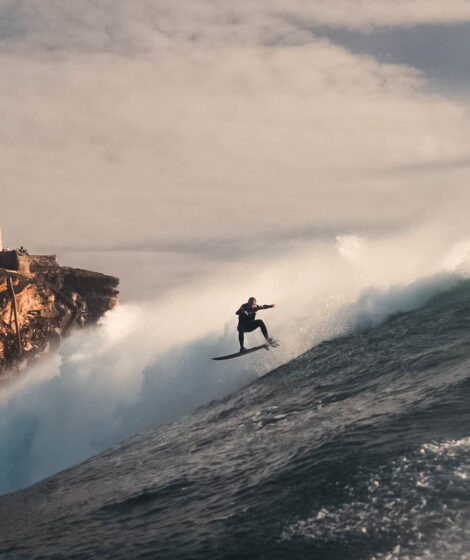 Adam Warchoł. Polak surfuje w Nazare/ Remarkable Ones