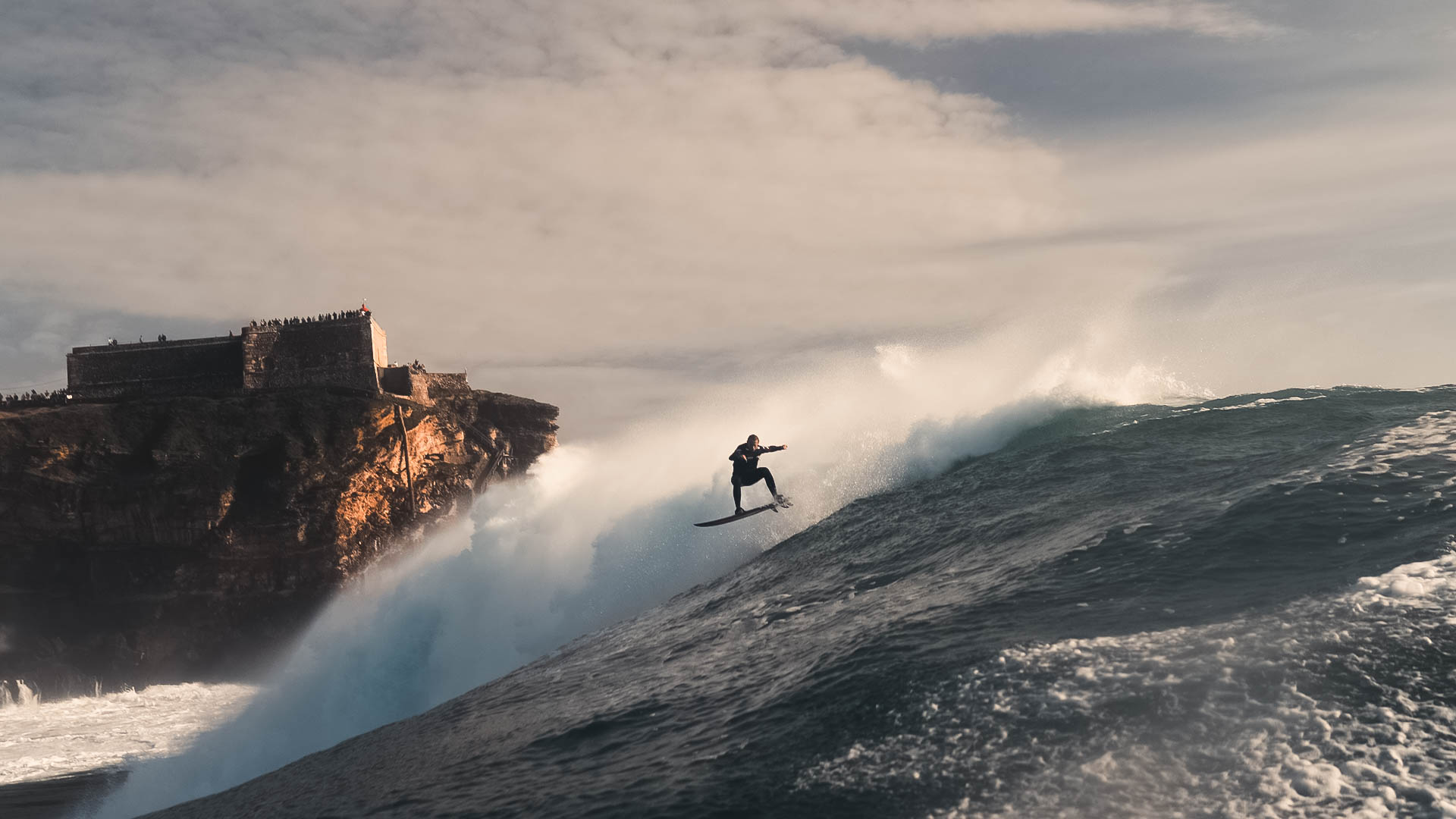 Adam Warchoł. Polak surfuje w Nazare/ Remarkable Ones