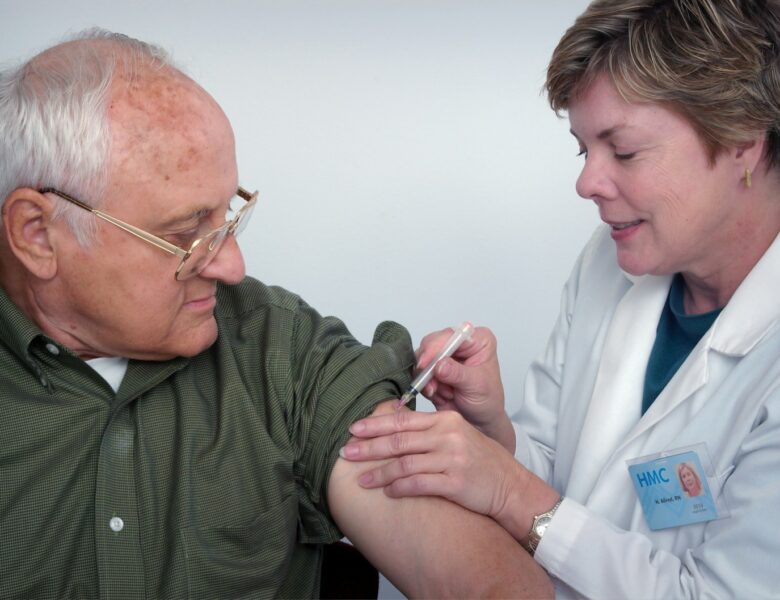 Szczepienie w aptece. fot: CDC/ Unsplash