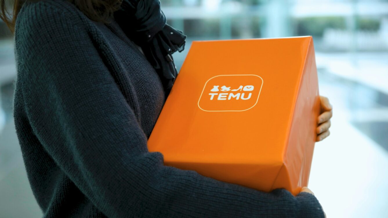 Od 1 lipca 2026 r. znika zwolnienie z cła dla przesyłek do 150 EUR. Dowiedz się, ile wyniesie nowa opłata i dlaczego co czwarta paczka z Temu czy Shein nie powinna trafić do UE. Photo by V H/Unsplash