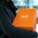 Od 1 lipca 2026 r. znika zwolnienie z cła dla przesyłek do 150 EUR. Dowiedz się, ile wyniesie nowa opłata i dlaczego co czwarta paczka z Temu czy Shein nie powinna trafić do UE. Photo by V H/Unsplash