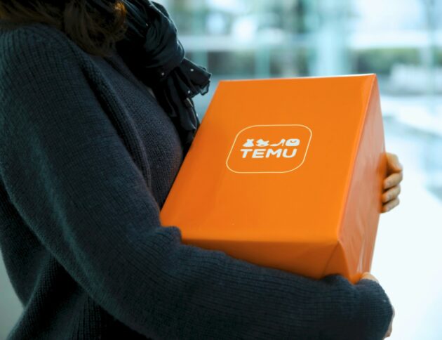 Od 1 lipca 2026 r. znika zwolnienie z cła dla przesyłek do 150 EUR. Dowiedz się, ile wyniesie nowa opłata i dlaczego co czwarta paczka z Temu czy Shein nie powinna trafić do UE. Photo by V H/Unsplash