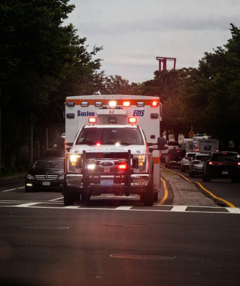 Amerykańska karetka w drodze do pacjenta. Fot: Yassine Khalfalli/Unsplash