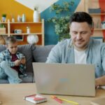 Czy praca zdalna może wpłynąć na decyzję o posiadaniu dzieci? fot: Vitaly Gariev/Unsplash