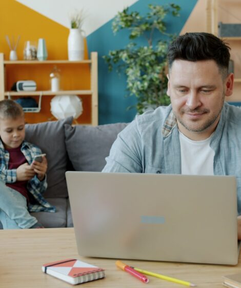 Czy praca zdalna może wpłynąć na decyzję o posiadaniu dzieci? fot: Vitaly Gariev/Unsplash