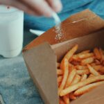 Nadmiar soli w żywności jest bardzo niezdrowa. fot: Emmy Smith/Unsplash