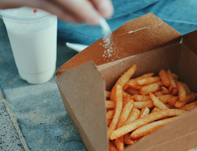 Nadmiar soli w żywności jest bardzo niezdrowa. fot: Emmy Smith/Unsplash