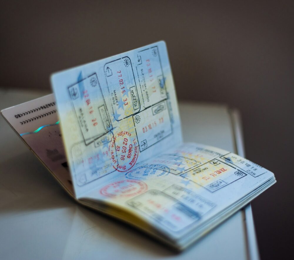 Włochy: Czy podawać dane z paszportu na Booking? fot: Global Residence Index/Unsplash