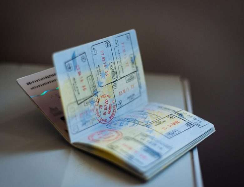 Włochy: Czy podawać dane z paszportu na Booking? fot: Global Residence Index/Unsplash