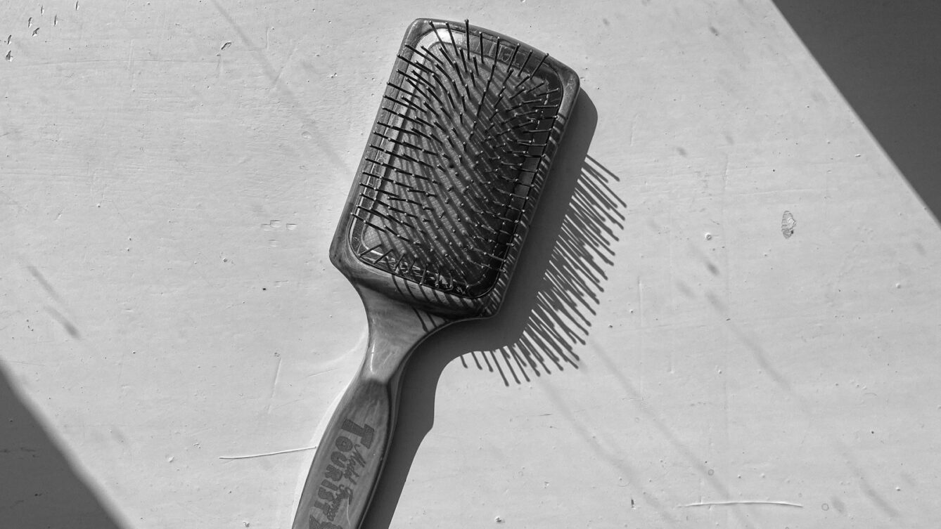 Czy szczotka do włosów może być brudniejsza niż deska sedesowa? Sprawdzamy badania, bakterie i realne zagrożenia dla skóry i zdrowia. Photo by Jamal Yaliyev/Unsplash