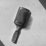 Czy szczotka do włosów może być brudniejsza niż deska sedesowa? Sprawdzamy badania, bakterie i realne zagrożenia dla skóry i zdrowia. Photo by Jamal Yaliyev/Unsplash