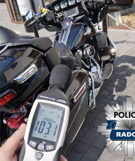 Mazowiecka Policja kontroluje głośność pojazdu. Źródło: Policja