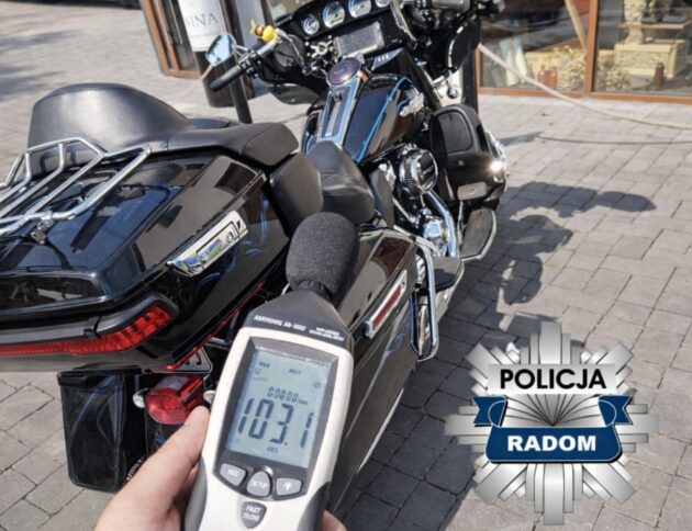 Mazowiecka Policja kontroluje głośność pojazdu. Źródło: Policja