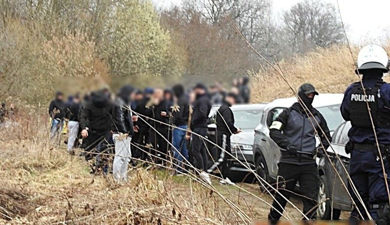 Policja udaremniła ustawkę pseudokibiców. fot: Policja
