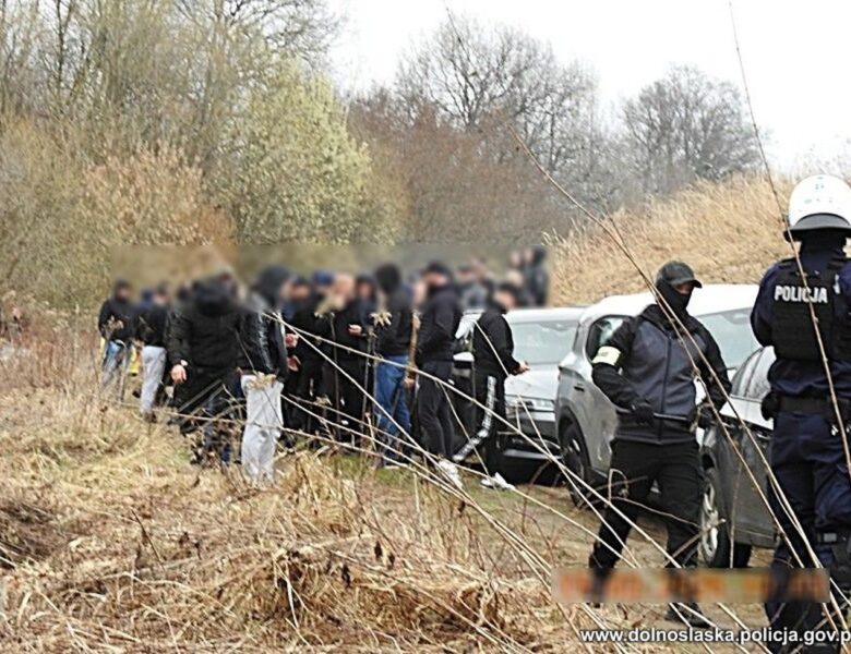 Policja udaremniła ustawkę pseudokibiców. fot: Policja