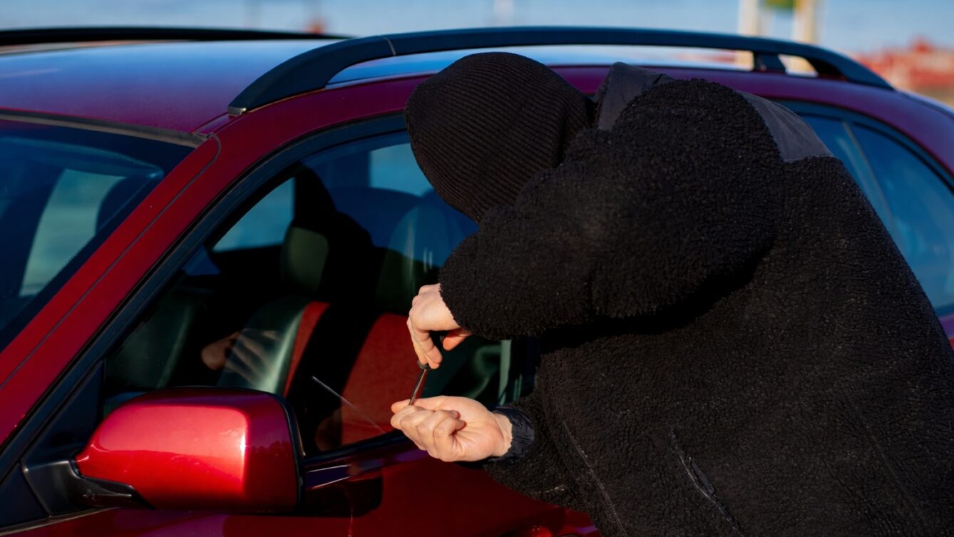 Złodziej włamujący się do auta. Jacky Nelson/Unsplash